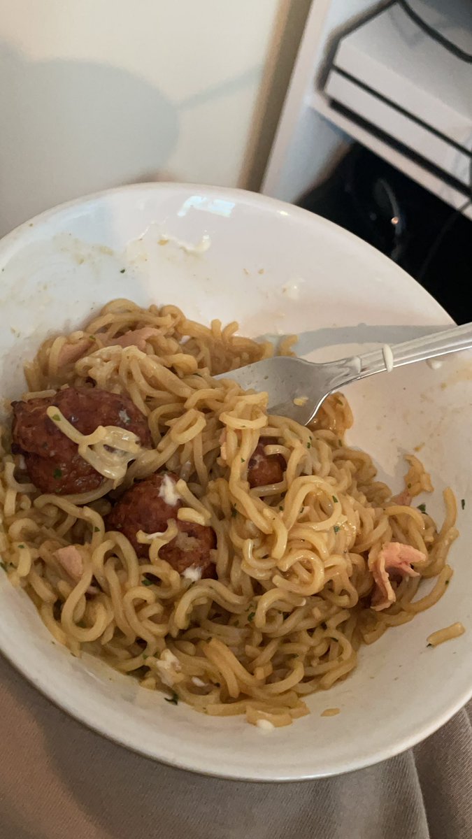 CharsDiet's tweet photo. Some birthday fine dining last night. supernoodles, chicken meatballs and Mayo 👍 👌 this is a quick and simple dish but also has that WOW factor. simply boil your noodles and add microwaved chicken bites from Londis. #SmashedIt #HappyWife #IamAKeeper @JasonDavis_ https://t.co/rByLWPfCwV