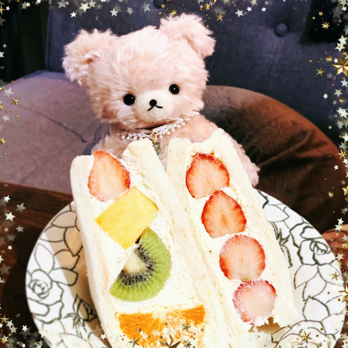 kumachanrose's tweet photo. よるのフルーツサンドパーティー🍓🍍🥝🍊🌟🌟🌟

#ローズちゃん #くまちゃん #くま #テディベア #teddybear #ぬいぐるみ #ぬい撮り #フルーツサンド #サンドイッチ #スイーツ https://t.co/Xq0ZUQWMMv