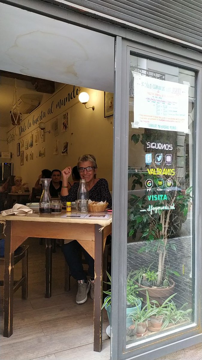 Capitan_Swing's tweet photo. Para ser vieja hay que llegar. Punto uno.
Y punto dos, comer bien ayuda. Mucho.
@veronicavicente lo sabe y por eso se ha ido con @AnnaFreixasF a @elfogonverde a darse el gustazo de comer agroecológico y vegetariano en el restaurante cooperativo donde más nos mola comer. https://t.co/tA2N7varu6