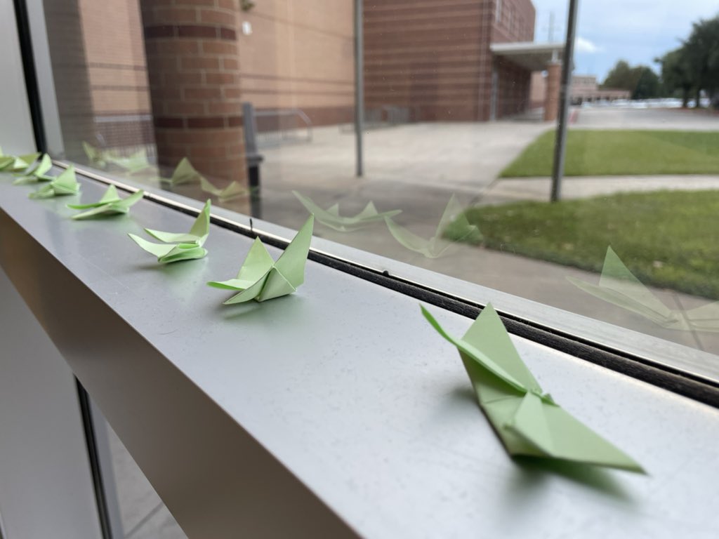 TISDNIS's tweet image. Lately we’ve been talking about actively contributing to the positivity on our campus. Yesterday we noticed these lovely origami lining a window with a post-it sign that said “Take One and have a nice day!”. Today we found the artists! 🧑‍🎨 

#LookForTheHelpers
#AllinThisTogether