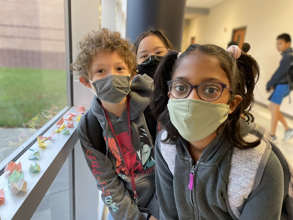 TISDNIS's tweet image. Lately we’ve been talking about actively contributing to the positivity on our campus. Yesterday we noticed these lovely origami lining a window with a post-it sign that said “Take One and have a nice day!”. Today we found the artists! 🧑‍🎨 

#LookForTheHelpers
#AllinThisTogether