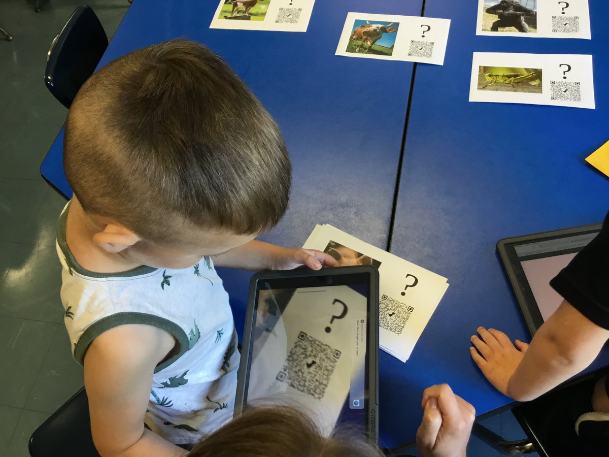 TechCoach513's tweet image. 🔸Week in Review🔸Preschoolers using tech on their own with QR codes! 🌀 3rd, 4th and 5th graders coding Ozobots with lines and color! 🌀 #edtech @fcsdwest @fcsdsouth