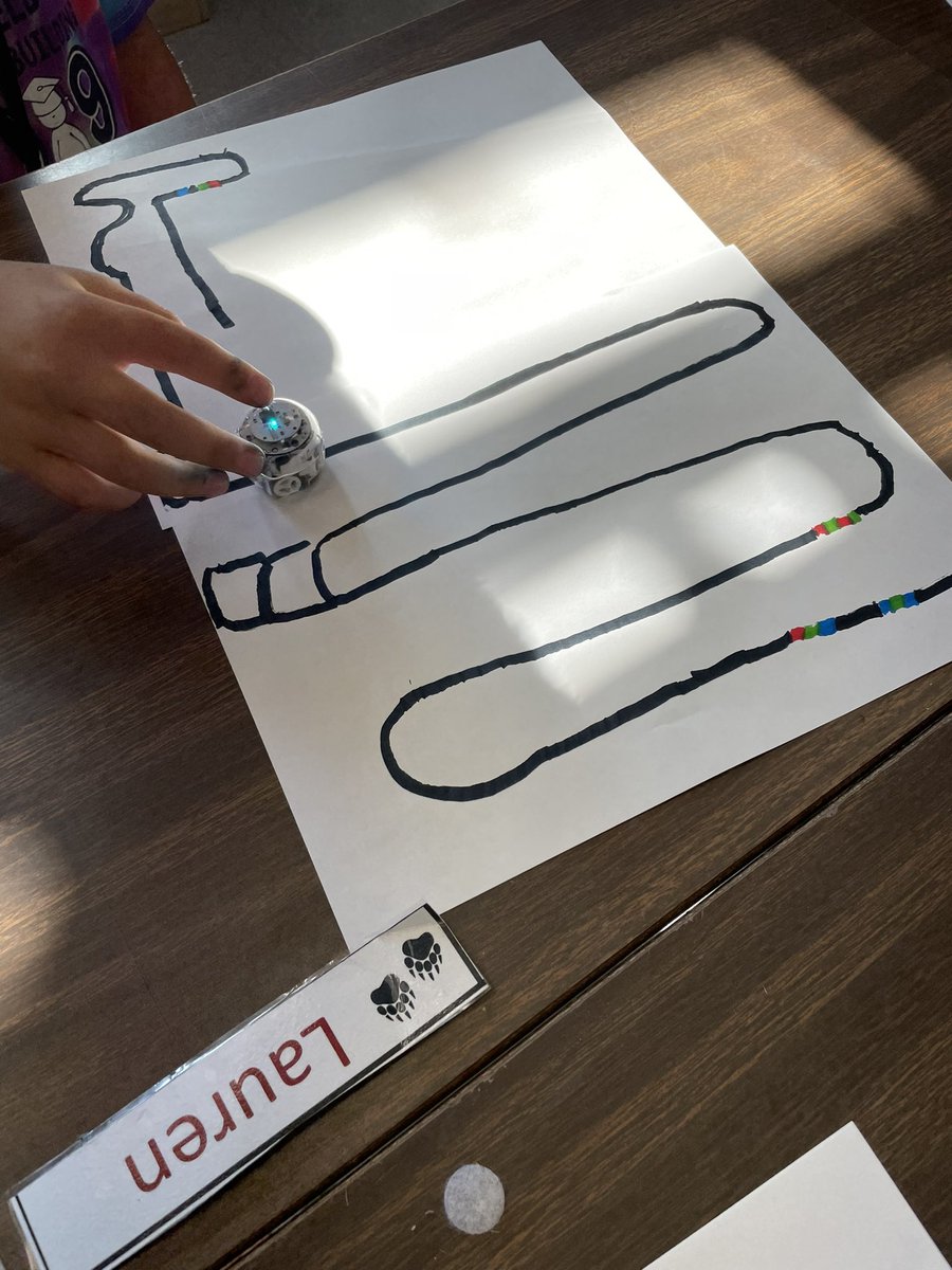 TechCoach513's tweet image. 🔸Week in Review🔸Preschoolers using tech on their own with QR codes! 🌀 3rd, 4th and 5th graders coding Ozobots with lines and color! 🌀 #edtech @fcsdwest @fcsdsouth