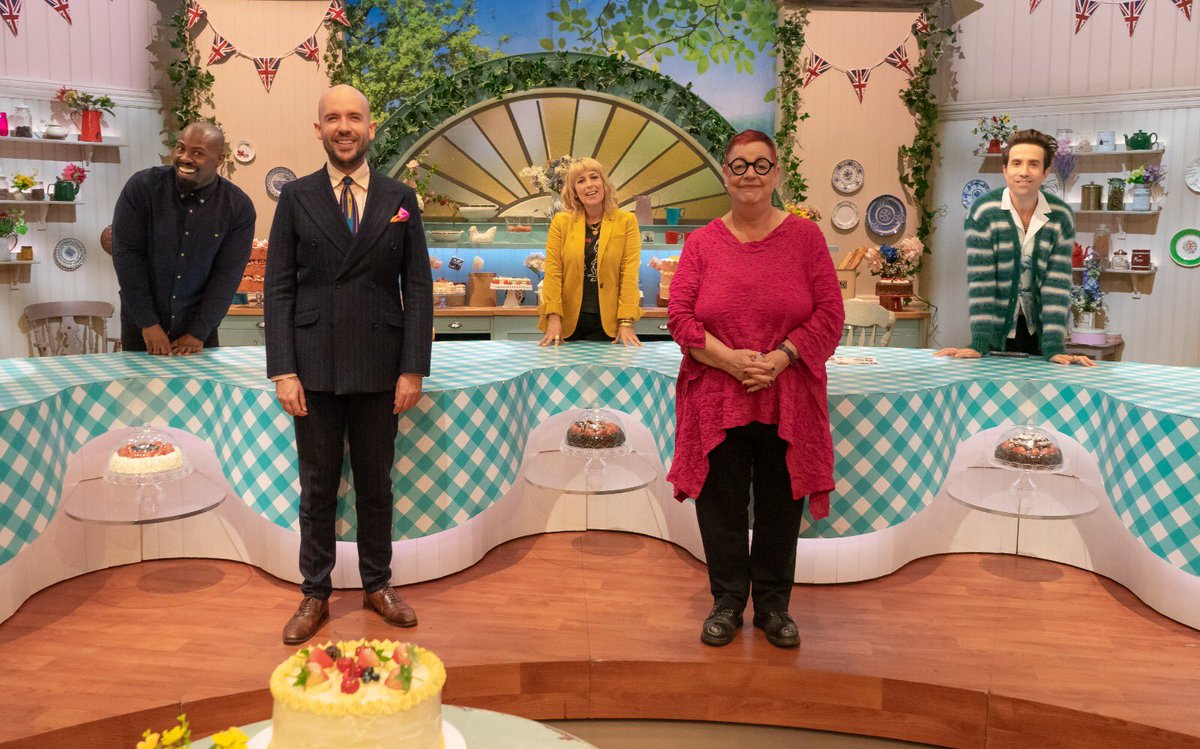 BlueBook_AM's tweet image. Tonight’s the night, get on your chefs hat, pour a glass of milk, sit back and enjoy @DarrenHarriott for biscuit week on @BritishBakeOff #extraslice  on @Channel4 at 8pm 😋