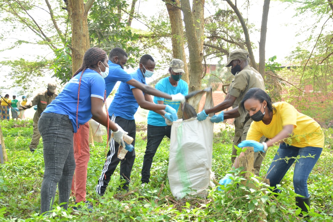 NyabugogoCell's tweet photo. muri @NyabugogoCell mu murenge wa @MuhimaRwanda hakozwe umuganda Murwego rwo gutangiza ukwezi kwahariwe ibikorwa by'ubukorerabushake ndetse n'ubumwe n'ubwiyunge. 
@NyaruguruDistr 
@CityofKigali 
@PudenceR 
@EmmyNGABONZIZA1 
@nshutiesp https://t.co/GdtTgtPbIs