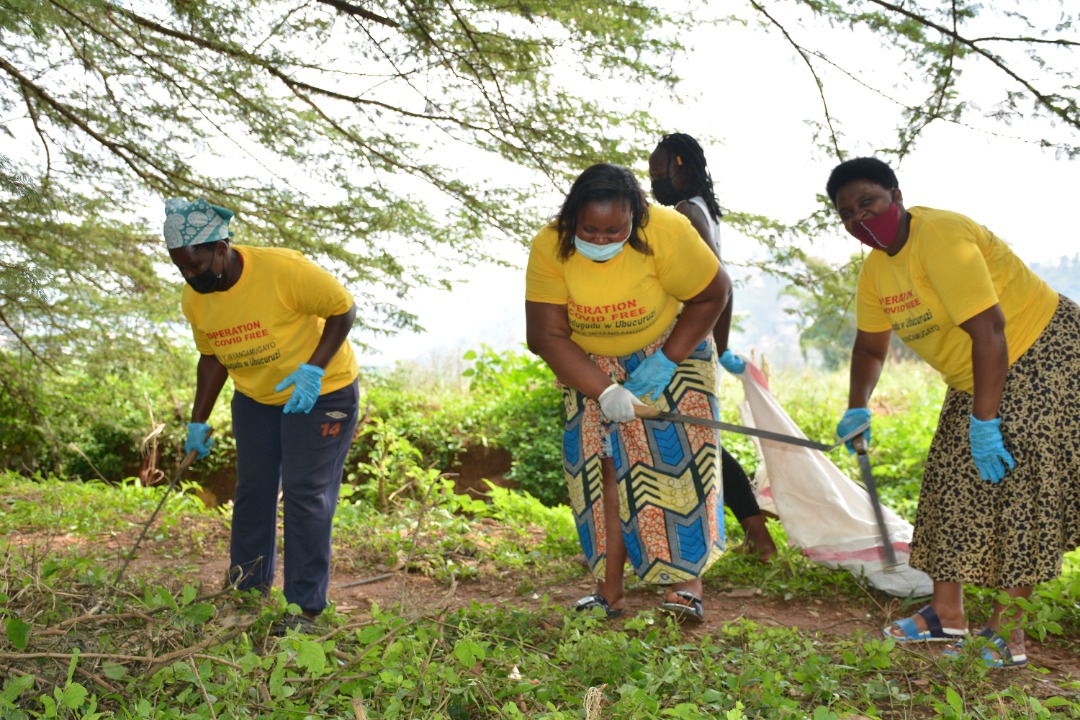 NyabugogoCell's tweet photo. muri @NyabugogoCell mu murenge wa @MuhimaRwanda hakozwe umuganda Murwego rwo gutangiza ukwezi kwahariwe ibikorwa by'ubukorerabushake ndetse n'ubumwe n'ubwiyunge. 
@NyaruguruDistr 
@CityofKigali 
@PudenceR 
@EmmyNGABONZIZA1 
@nshutiesp https://t.co/GdtTgtPbIs