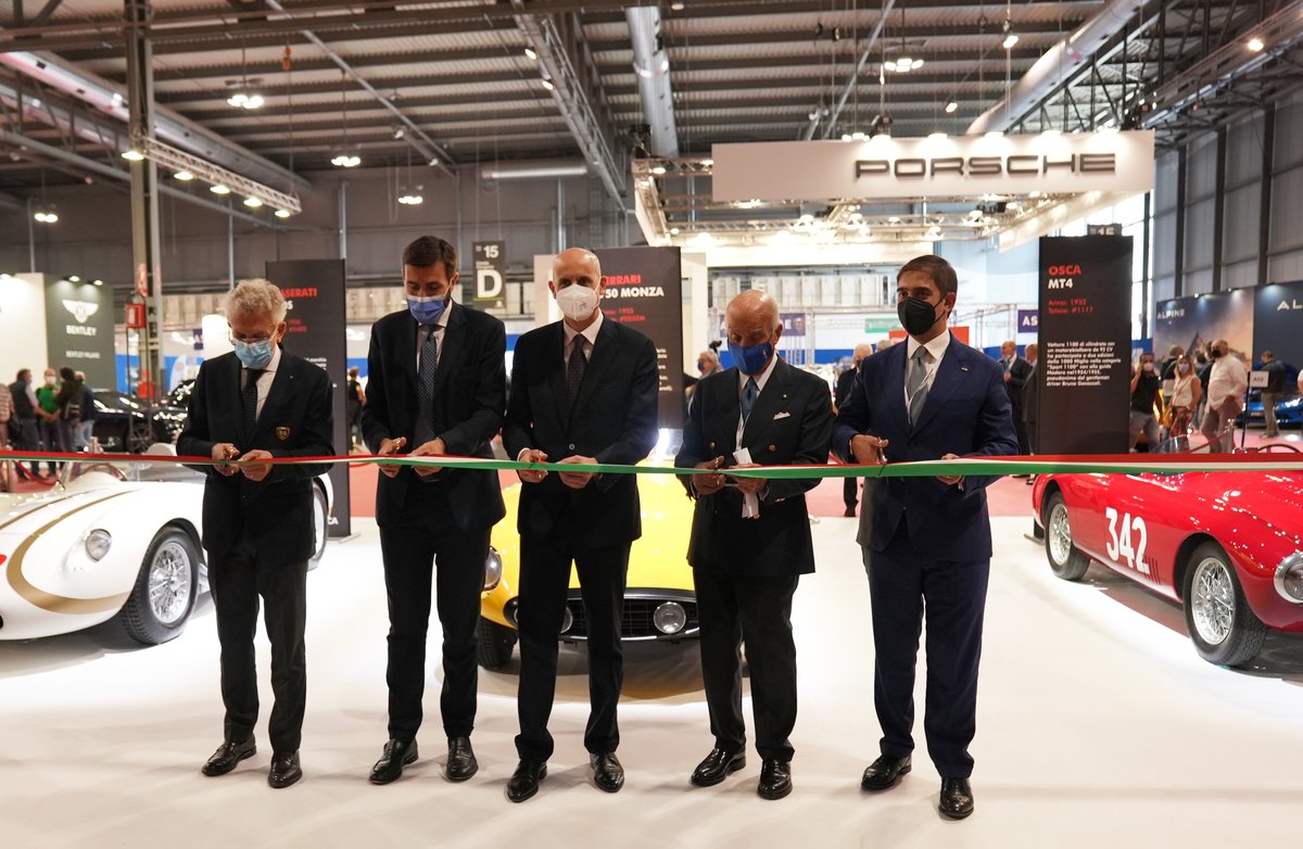 MilAutoClassica's tweet photo. #MilanoAutoClassica

Taglio del nastro di Milano AutoClassica, una delle vetrine più eleganti del collezionismo europeo, che apre i battenti dell’undicesima edizione a Fiera Milano con una grande affluenza di pubblico. https://t.co/0xeXALKz9k