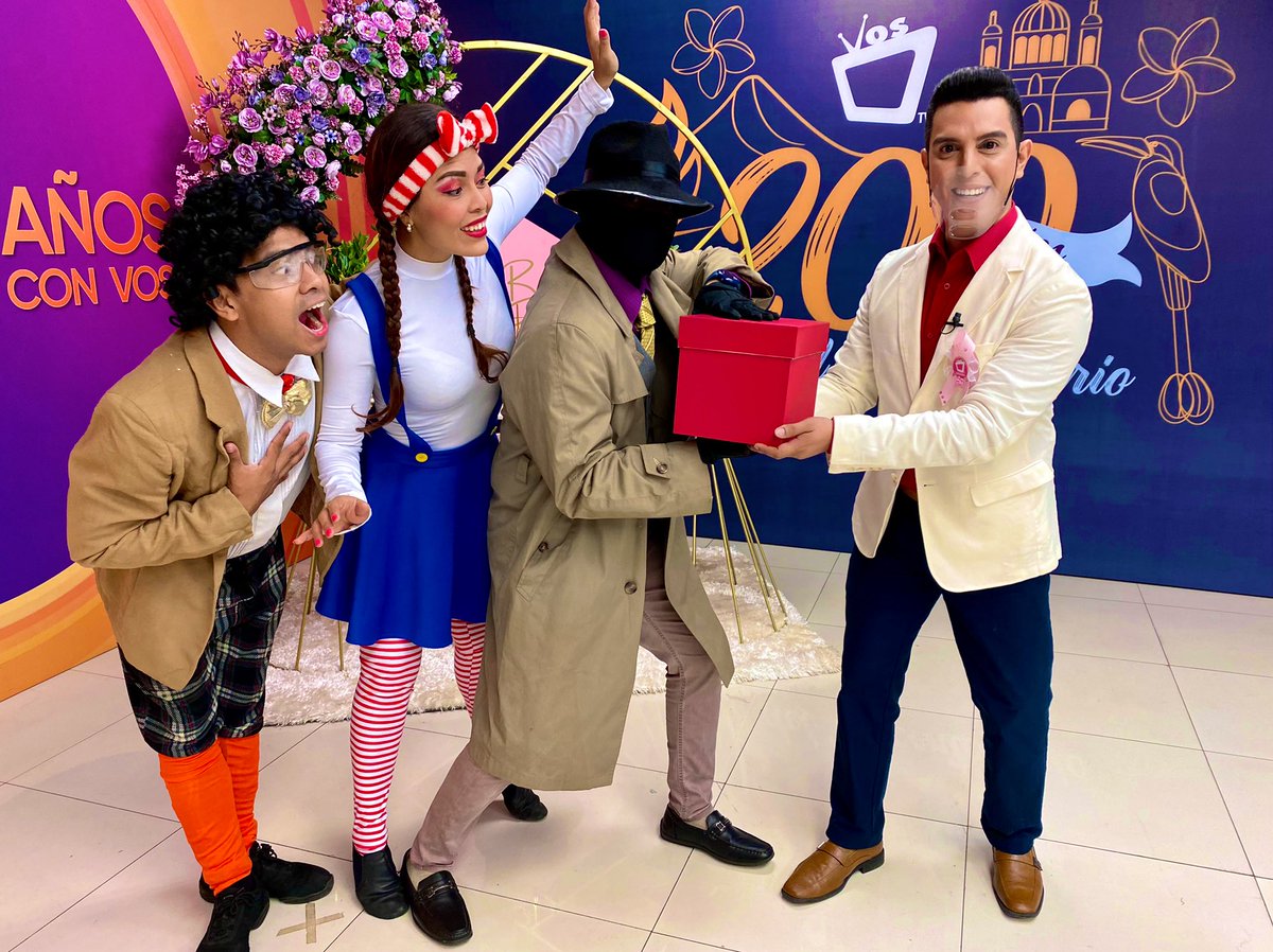 EntregandOH! al Detective “Charlie” del Programa que transmite <a href="/VOSTV/">VOS TV</a> #ChispasYRisas el CUBOH! del Amor que contiene uno de los secretos mejores guardados del Baby Shower en honor a la Princesa Gabriela…su segundo NOMBRE 💝