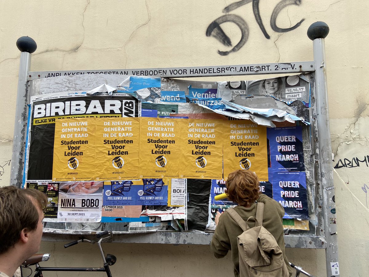 MWiegandBruss's tweet photo. Vandaag tijdens een druilerige dag voor het eerst onze posters opgehangen! Zodat @studentenleiden mooi zichtbaar is tijdens de festiviteiten van #drieoktober. https://t.co/yh1Wed5SaS