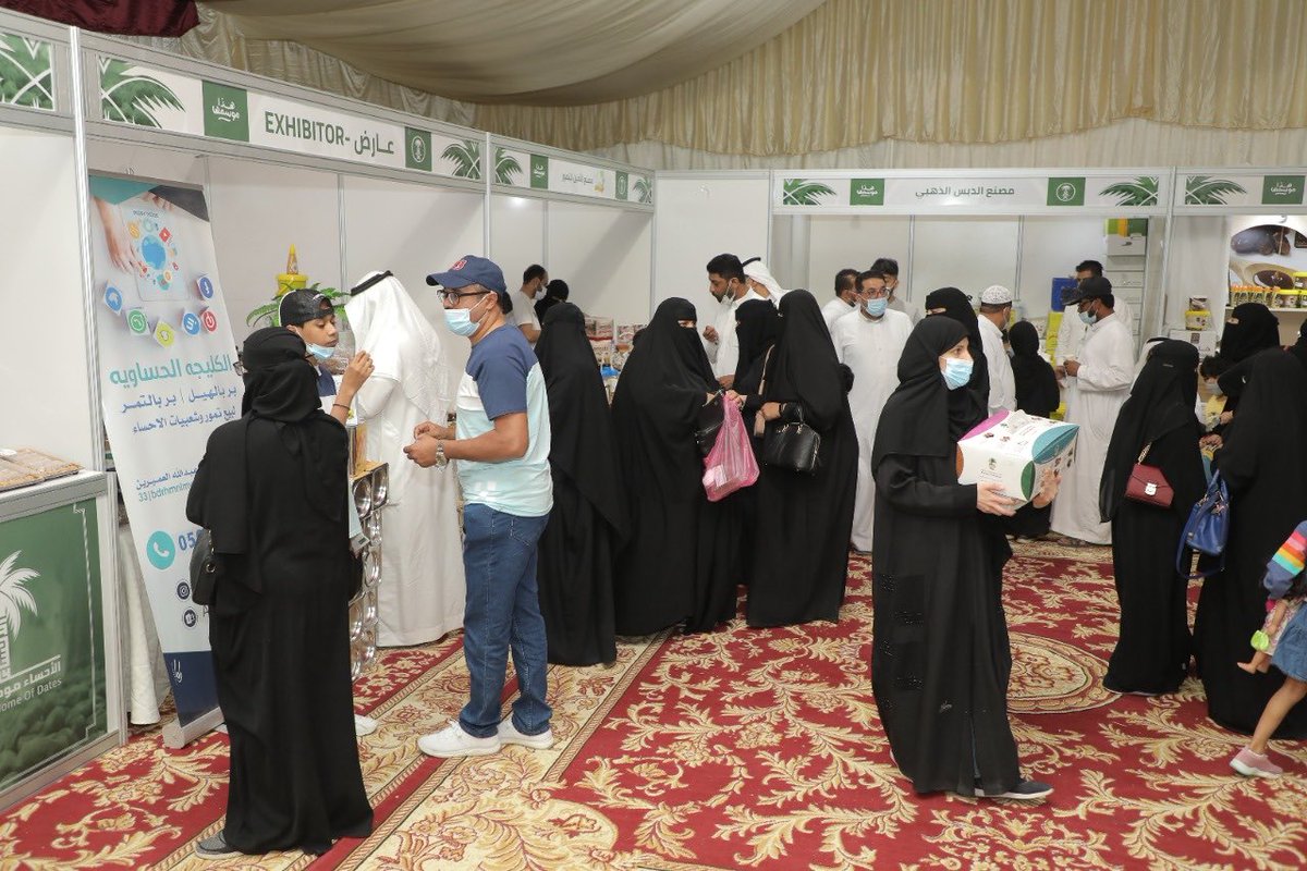 alahsadate's tweet photo. حضور كبير و تفاعل مميز في خيمة العرض منصة التسوّق و الأركان التثقيفية في مهرجان #الأحساء_موطن_التمور 
#جربها_في_موسمها https://t.co/dJK2K4Cmg8