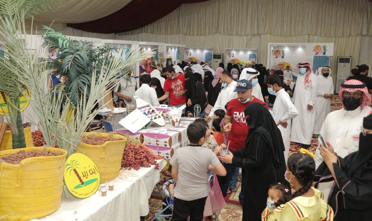 alahsadate's tweet photo. حضور كبير و تفاعل مميز في خيمة العرض منصة التسوّق و الأركان التثقيفية في مهرجان #الأحساء_موطن_التمور 
#جربها_في_موسمها https://t.co/dJK2K4Cmg8