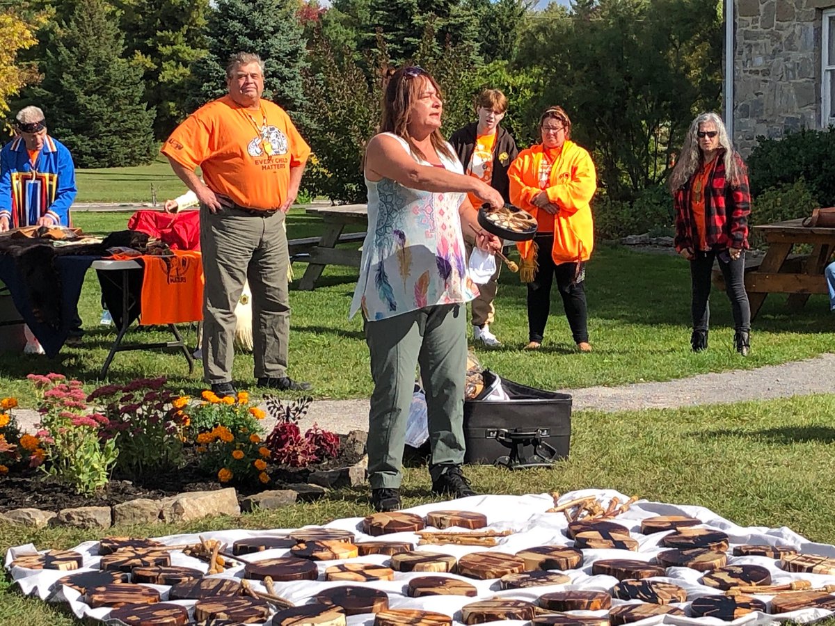 MBTRec's tweet image. Amazing day of learning &amp;amp; a shout out of thanks to BIAK EarlyON Mobile Unit for sharing their time and talent to help us celebrate #NationalDayforTruthandReconciliation at the Waba Cottage Museum &amp;amp; Gardens #EveryChildMatters #NaturalBeauty #Amazing #event