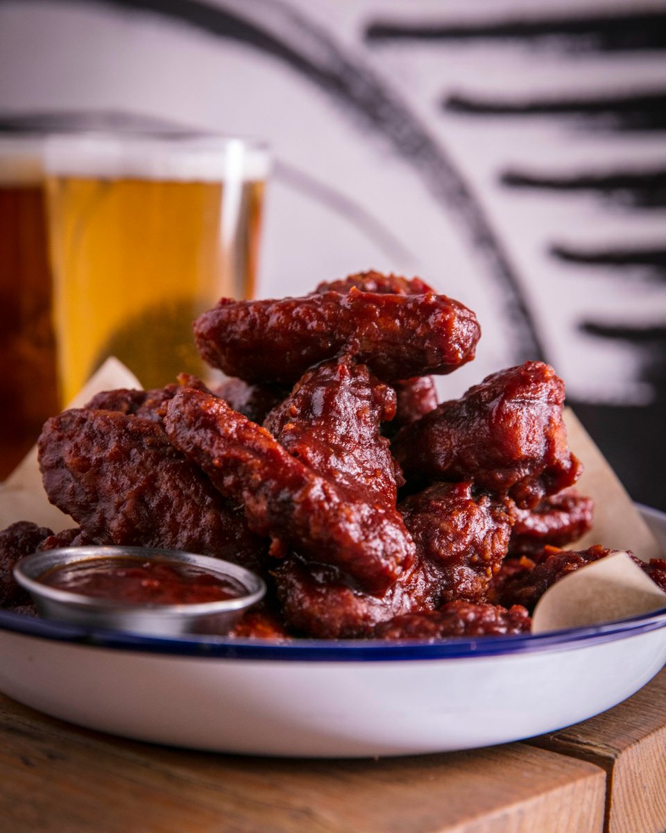 Lazybonesbars's tweet photo. Saucy, sticky wings with three flavours to choose from - smoky BBQ, fiery hot sauce or chilli lime. Enjoy 4 wings and get a bottle of beer for £2. That's wingtastic! https://t.co/I2WUEqd6Va