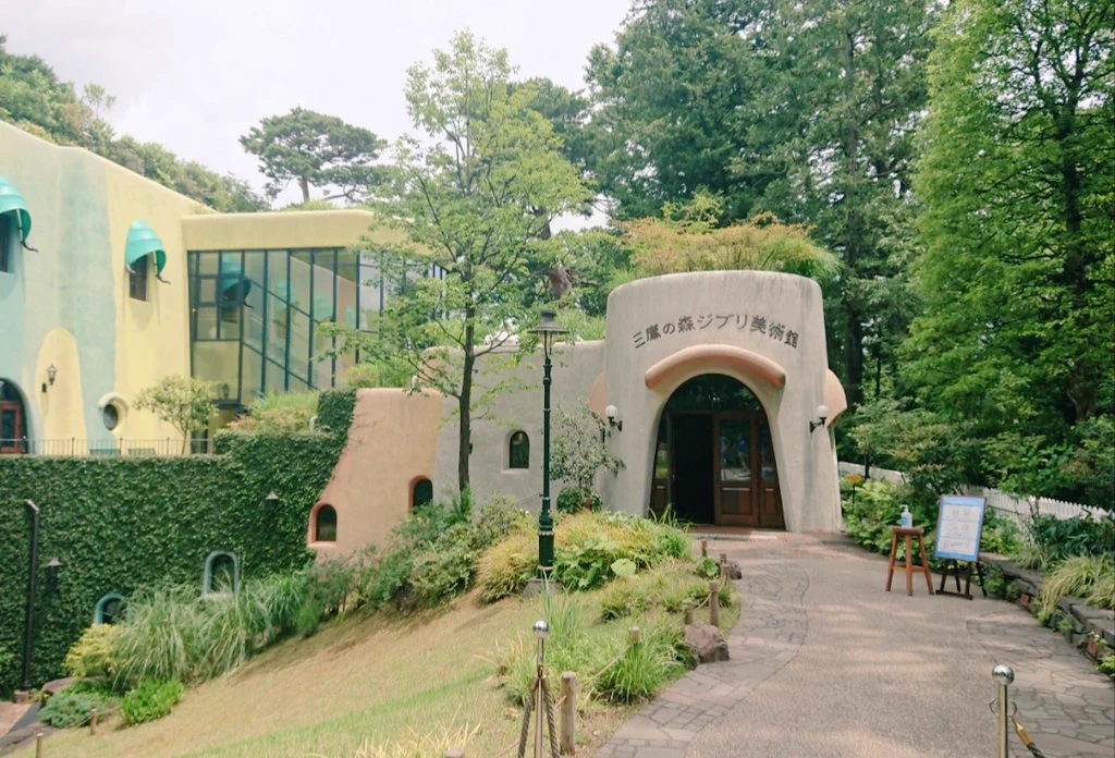 @JP_GHIBLI ジブリ美術館の開館から 20年目なんですね。
20年前の今日、当時 吉祥寺から徒歩１時間の所に住んでいた私は、早朝に歩いてジブリ美術館に到着しました。
…つい昨日の事のようです。
20年は本当に あっという間！
チケットがすぐ完売するので、初めて中に入れたのはオープンから10年目の事でした。 