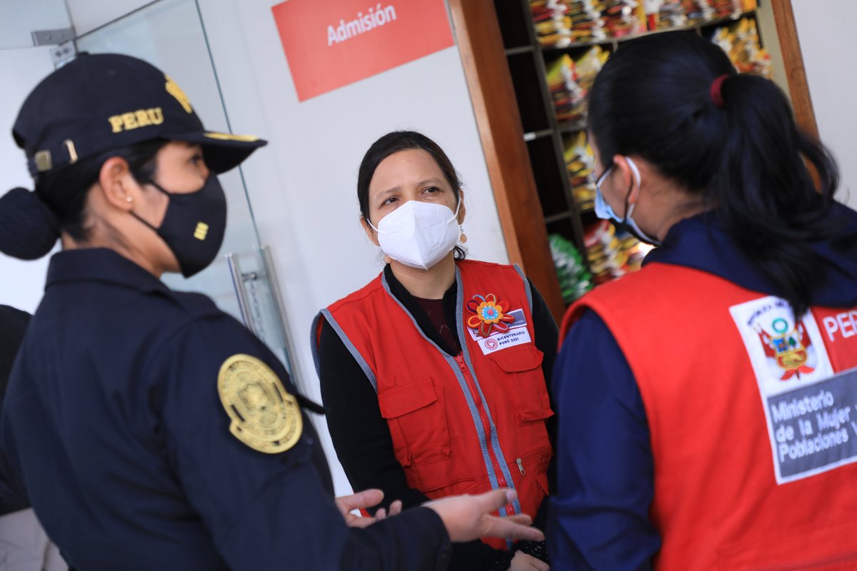 MimpPeru's tweet photo. #Hoy | La ministra @AnahiDurandG supervisa los servicios del Centro Emergencia Mujer (CEM) de la Comisaría de Familia PNP Ayacucho, junto al personal y especialistas del MIMP. #MimpEnAcción https://t.co/PhaYDK60KR