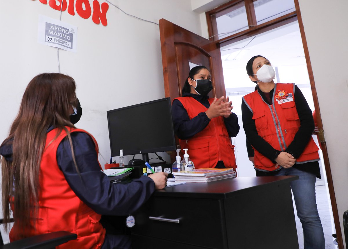 MimpPeru's tweet photo. #Hoy | La ministra @AnahiDurandG supervisa los servicios del Centro Emergencia Mujer (CEM) de la Comisaría de Familia PNP Ayacucho, junto al personal y especialistas del MIMP. #MimpEnAcción https://t.co/PhaYDK60KR