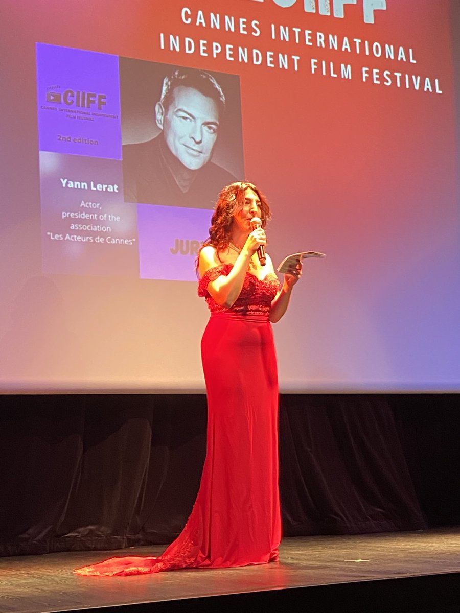 Yann_Lerat's tweet photo. Quand la Maîtresse de Cérémonie Aurélia Khazan me présente au public du #Cannes International Independent Film Festival #CIIFF #CotedAzurFrance 😀 https://t.co/Fyv8xDhXud