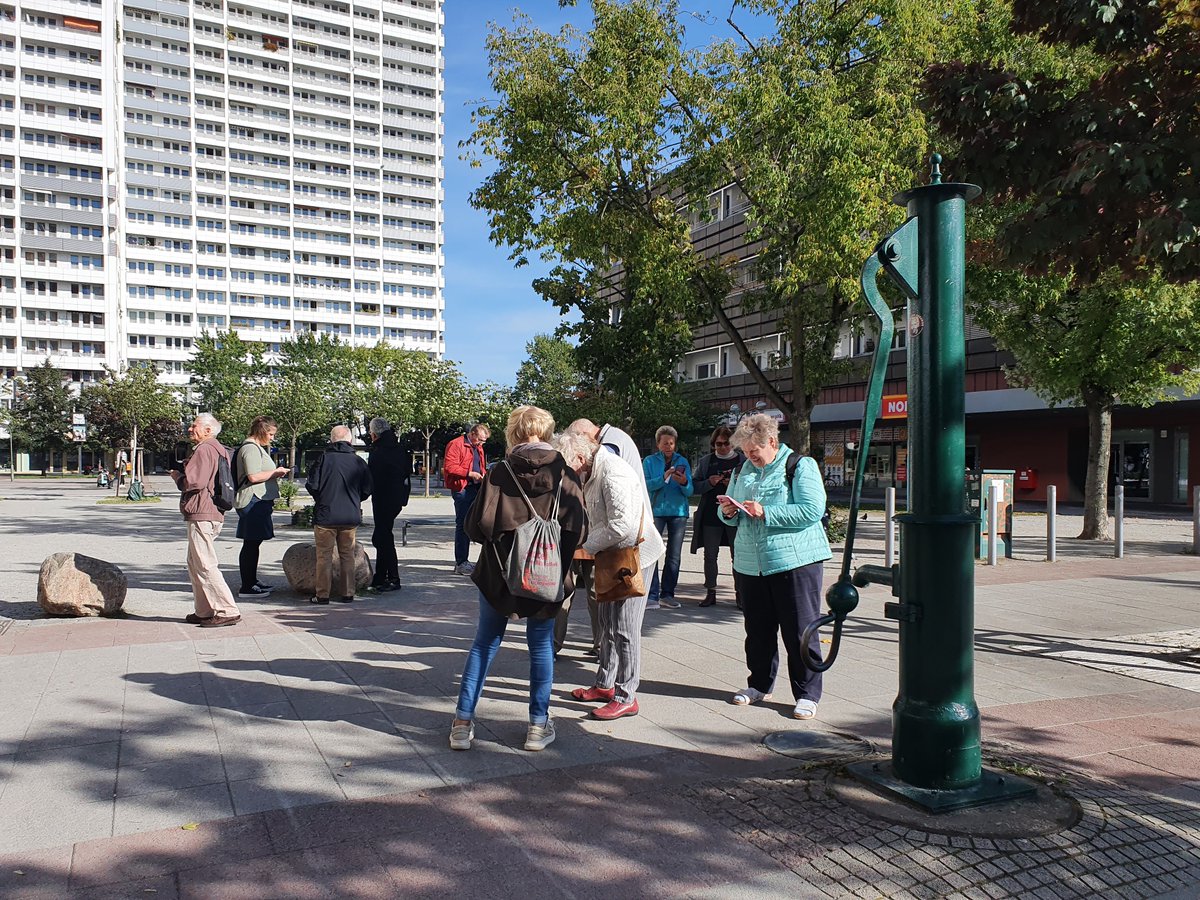Heute, am "Internationalen Tag der Seniorinnen &amp; Senioren" laden wir mit @o2de wieder zur „Digitalen Schnitzeljagd“ in Berlin ein! Spielerisch dafür eingesetzt werden Smartphones &amp; Tablets plus App. Die Aktion ist Teil von „Digital mobil im Alter“ bit.ly/3iaI3gX