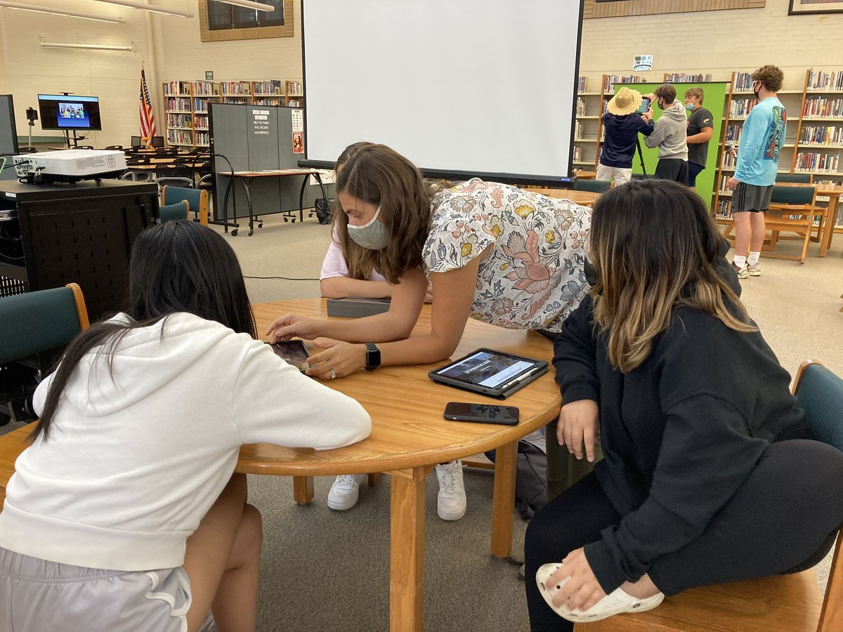 GWHS_Library's tweet image. It was so fun having Profe Royer’s &amp;amp; Profe Moran’s Spanish 3 classes recording travel recommendations at the Library! Vamos a la playa! Vamos a acampar! @GWHilltoppers @maggieoconnor83