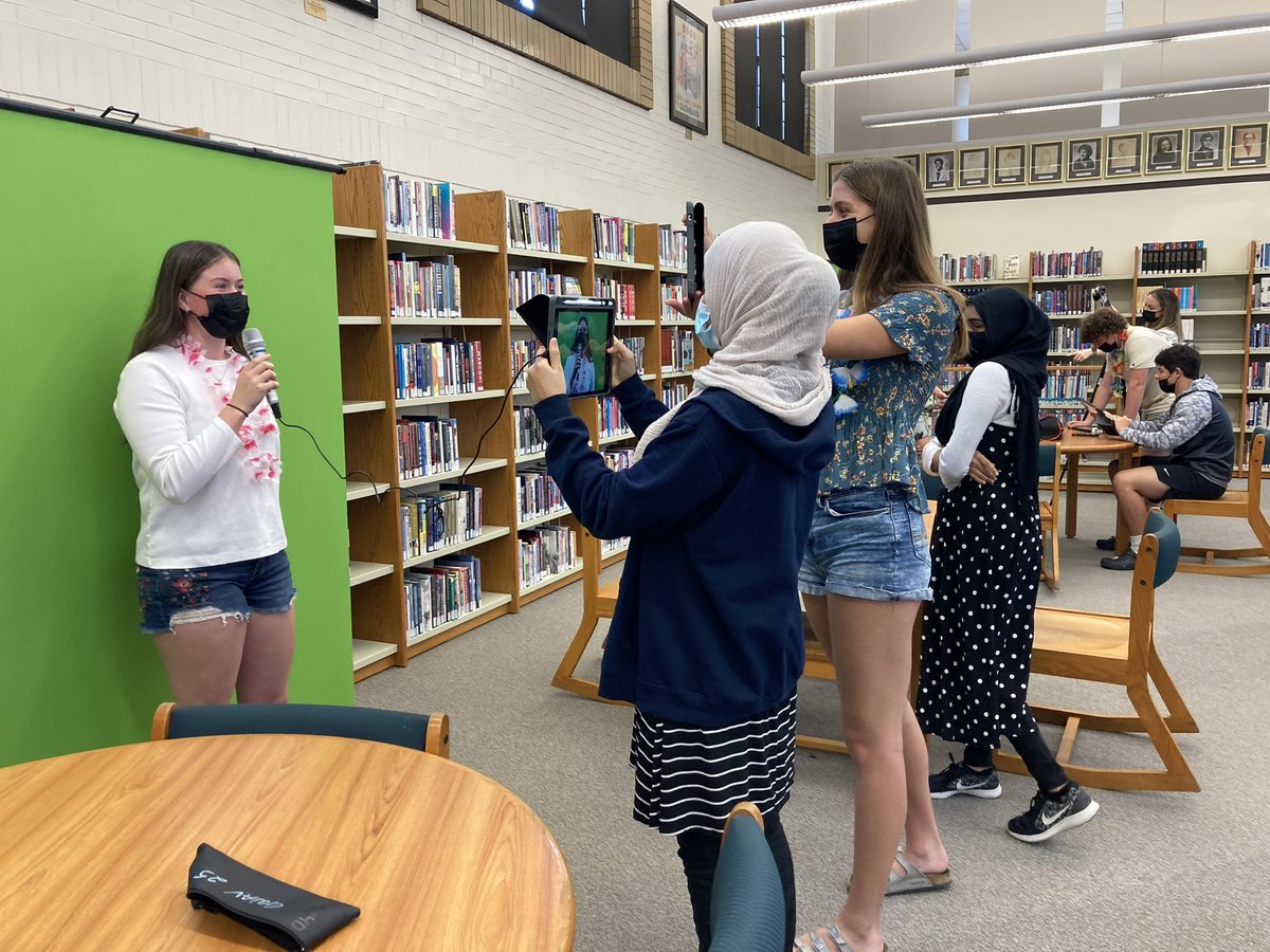 GWHS_Library's tweet image. It was so fun having Profe Royer’s &amp;amp; Profe Moran’s Spanish 3 classes recording travel recommendations at the Library! Vamos a la playa! Vamos a acampar! @GWHilltoppers @maggieoconnor83