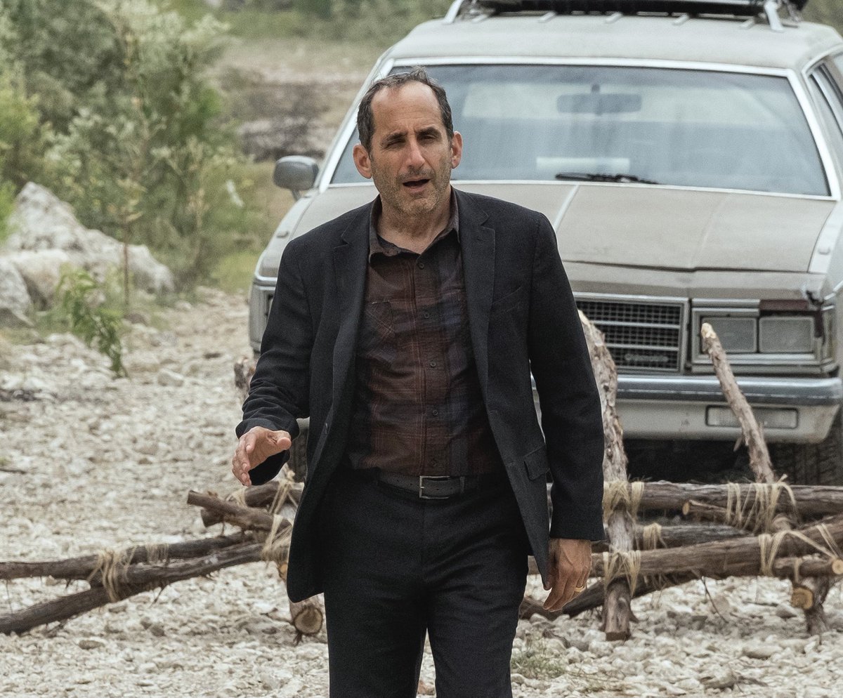 TWalkingDWorld's tweet photo. #FTWDCP "Jacob Kessner” played Peter Jacobson (@Official_PeterJ). S5E12-Present. Rabbi. Former resident of Lawton. LAST SEEN: boarding a CRM helicopter just before the warhead detonation. Kissing his kippah before takeoff. #FearTWD https://t.co/6vpci2rK8w