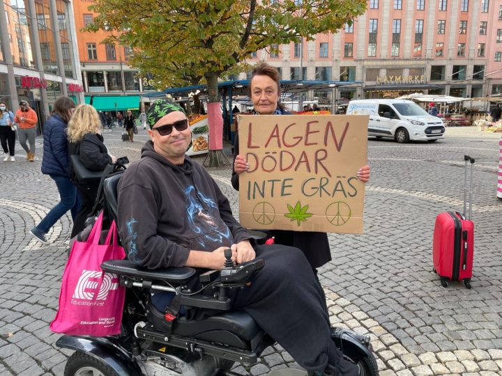 accentmag's tweet photo. Arrangörens mål var att samla 10 000 personer i en demonstration för legalisering av cannabis. Men färre än 10 dök upp. Accent intervjuade två av dem.
https://t.co/58yieUthsp https://t.co/OwxVzSchRW