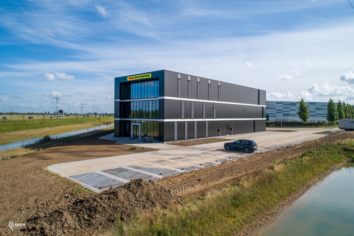Park15Logistics's tweet photo. Het nieuwe hoofdkantoor van #SSISCHÄFER is in gebruik genomen!

De #eyecatcher aan de #A15 heeft een kantoor van 920 m2 met een #opslagruimte van 9.200 m3. Het gebouw is ontwikkeld door #Giesbers Ontwikkelen en Bouwen.

Lees er meer over op onze website: 
https://t.co/ibUeGKYb8D https://t.co/TdGx3RDw68