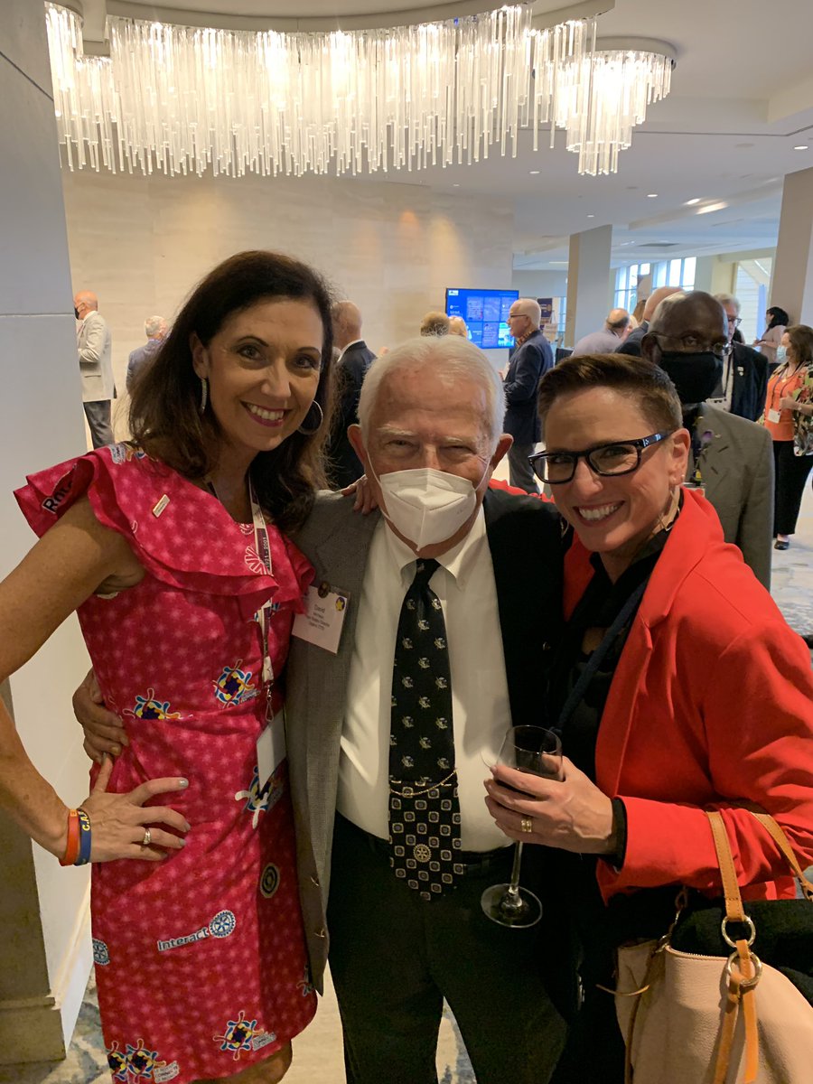 TiffanyErvin's tweet photo. What a great night with some of my favorite #RotaryGeek friends from around the world at #NaplesReunion @hramchandani @rotary @BrainPowerMax @WKRKMurphyNC #rotary7670 #tiffanystravels #createlastingchange #havefundogood #peopleofaction https://t.co/msQJ6Ngo90