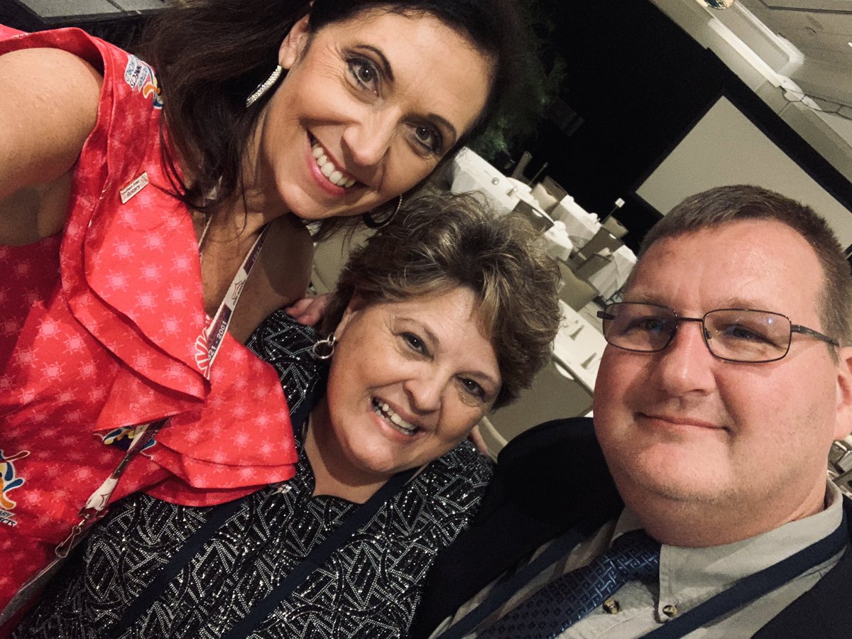 TiffanyErvin's tweet photo. What a great night with some of my favorite #RotaryGeek friends from around the world at #NaplesReunion @hramchandani @rotary @BrainPowerMax @WKRKMurphyNC #rotary7670 #tiffanystravels #createlastingchange #havefundogood #peopleofaction https://t.co/msQJ6Ngo90