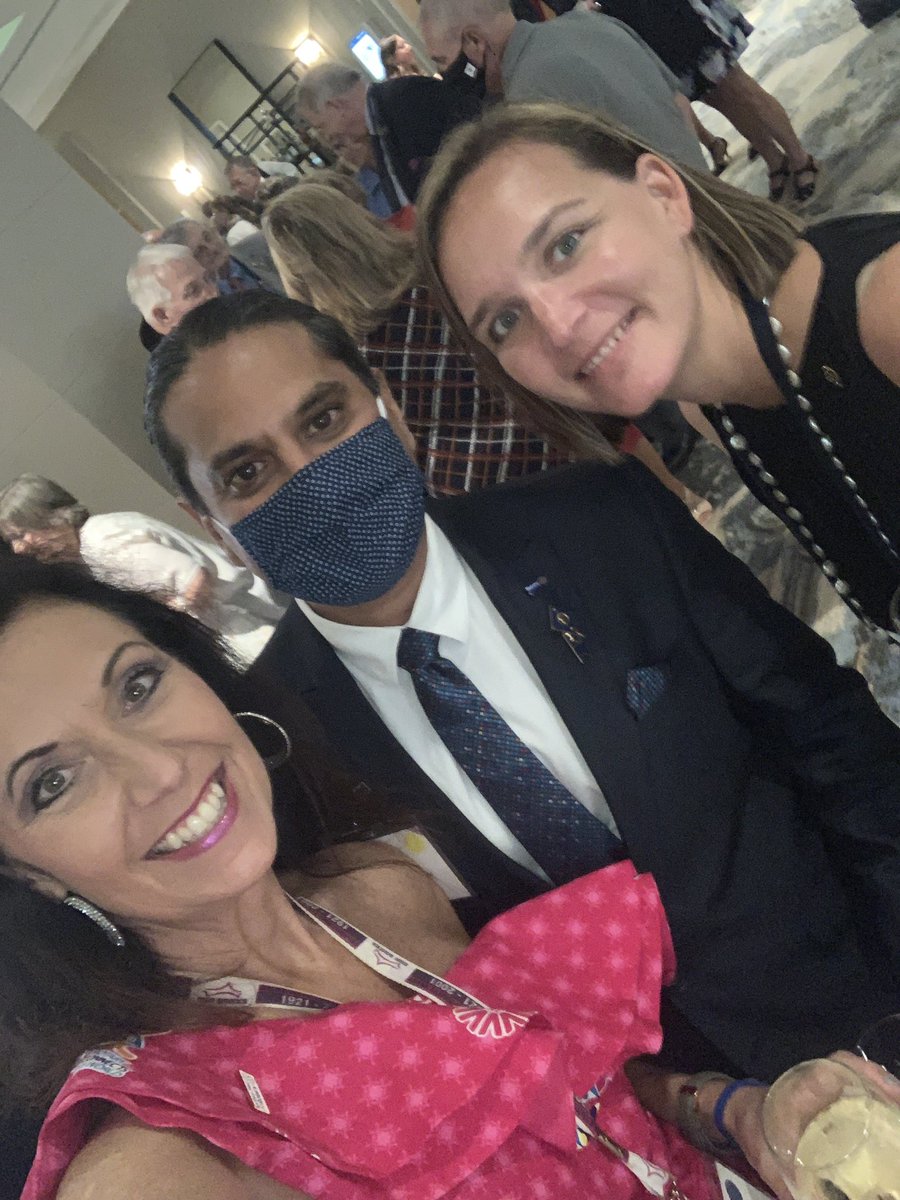 TiffanyErvin's tweet photo. What a great night with some of my favorite #RotaryGeek friends from around the world at #NaplesReunion @hramchandani @rotary @BrainPowerMax @WKRKMurphyNC #rotary7670 #tiffanystravels #createlastingchange #havefundogood #peopleofaction https://t.co/msQJ6Ngo90