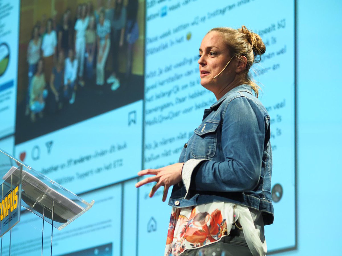 Diëtist Ilona Suurs licht vanuit de ziekenhuispraktijk toe hoe gewerkt wordt met #medicatie, #vitamines &amp; #mineralen. Doel is verbeteren kwaliteit van zorg en veiligheid. Hulpmiddelen zijn diverse apps, eet&amp;medicijnwijzer en handboek #voeding bij kanker.
