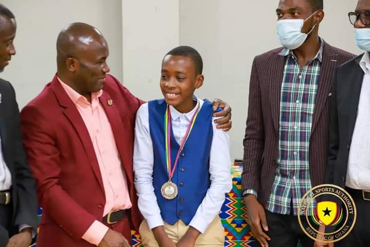 ghanachess's tweet photo. 2021 African Youth Chess Championships Silver Medalist presents medal to Director General of the National Sports Authority 

https://t.co/HjozSMbh3b

#AYCC2021 
#ghanachess https://t.co/FpIBXNT99v