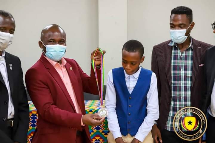 ghanachess's tweet photo. 2021 African Youth Chess Championships Silver Medalist presents medal to Director General of the National Sports Authority 

https://t.co/HjozSMbh3b

#AYCC2021 
#ghanachess https://t.co/FpIBXNT99v