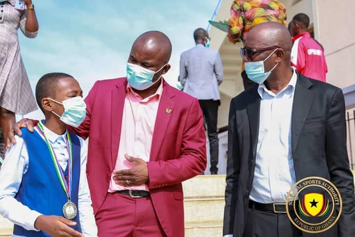 ghanachess's tweet photo. 2021 African Youth Chess Championships Silver Medalist presents medal to Director General of the National Sports Authority 

https://t.co/HjozSMbh3b

#AYCC2021 
#ghanachess https://t.co/FpIBXNT99v