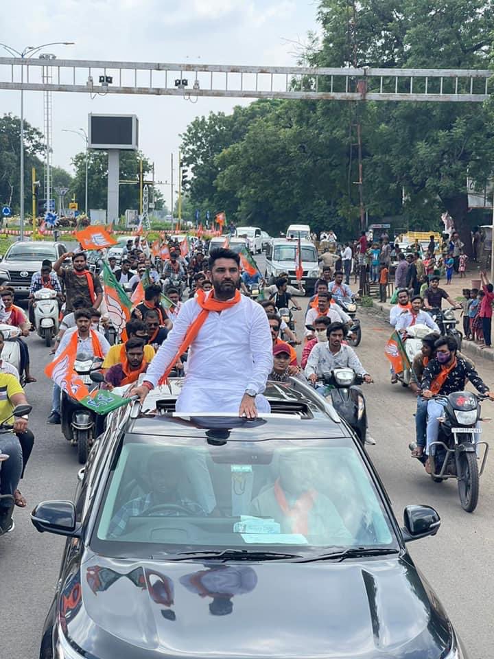 vinaydesaibjp's tweet photo. ગાંધીનગર મહાનગરપાલિકા ચૂંટણી અંતર્ગત માન. મુખ્યમંત્રી શ્રી @Bhupendrapbjp જી અને પ્રદેશ અધ્યક્ષ શ્રી @CRPaatil જી ની વિશેષ ઉપસ્થિતિમાં આયોજિત ભવ્યાતિભવ્ય બાઈક રેલીમાં @BJP4Karnavati ના કાર્યકર્તાઓ એ ખૂબ મોટી સંખ્યામાં ભાગ લીધો. https://t.co/dewXiXYbNV