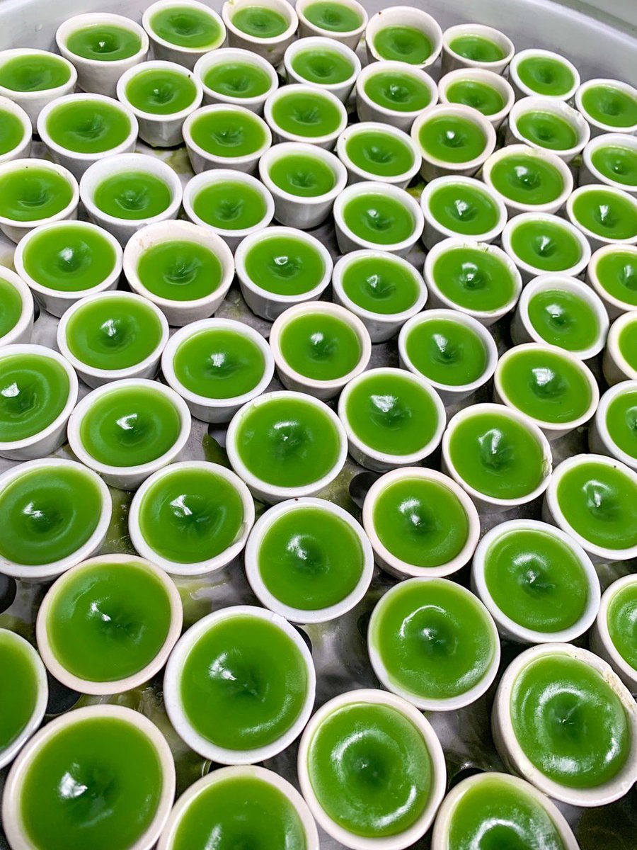 yoksodbaitoey's tweet photo. 💚 ขนมถ้วยจีนใบเตย
ขนมถ้วยจีนเป็นขนมไทยโบราณหาทานยาก ตัวแป้งมีความนุ่มหนึบ หอมกลิ่นด่างและใบเตยเน้นๆ ทานคู่กับน้ำตาลมะพร้าวไหม้สูตรเฉพาะของทางร้านปิดท้ายด้วยงาคั่วหอมๆ
ใครยังไม่เคยลองบ้าง เมนูนี้พลาดไม่ได้เลยนะคะ🥰 #หยกสด #roii #อร่อย https://t.co/APN6DPROwu