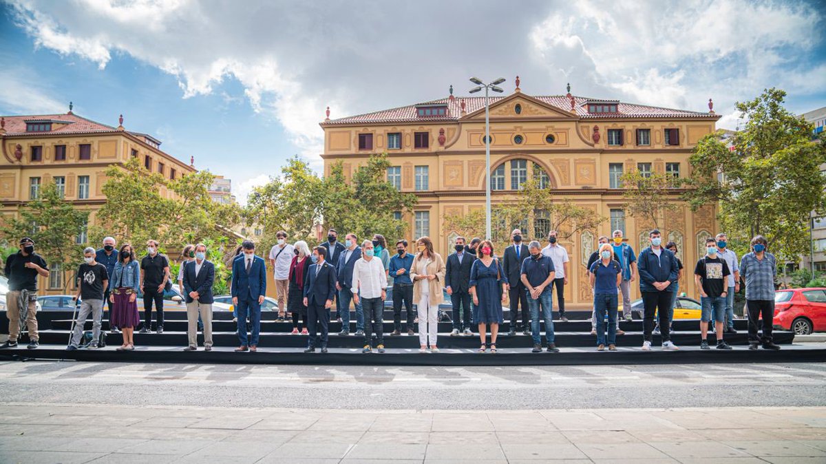 perearagones's tweet photo. A l'acte d'Òmnium, amb companys de lluita independentista davant de l'Escola Ramon Llull, un dels centres de votació que va patir més repressió. Content de ser-hi al costat de Jordi Cuixart, Oriol Junqueras i Jordi Sànchez. Avui també lluitem per l'amnistia i l'autodeterminació. https://t.co/m0Axdgf2VO