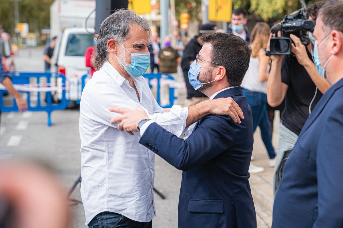 perearagones's tweet photo. A l'acte d'Òmnium, amb companys de lluita independentista davant de l'Escola Ramon Llull, un dels centres de votació que va patir més repressió. Content de ser-hi al costat de Jordi Cuixart, Oriol Junqueras i Jordi Sànchez. Avui també lluitem per l'amnistia i l'autodeterminació. https://t.co/m0Axdgf2VO