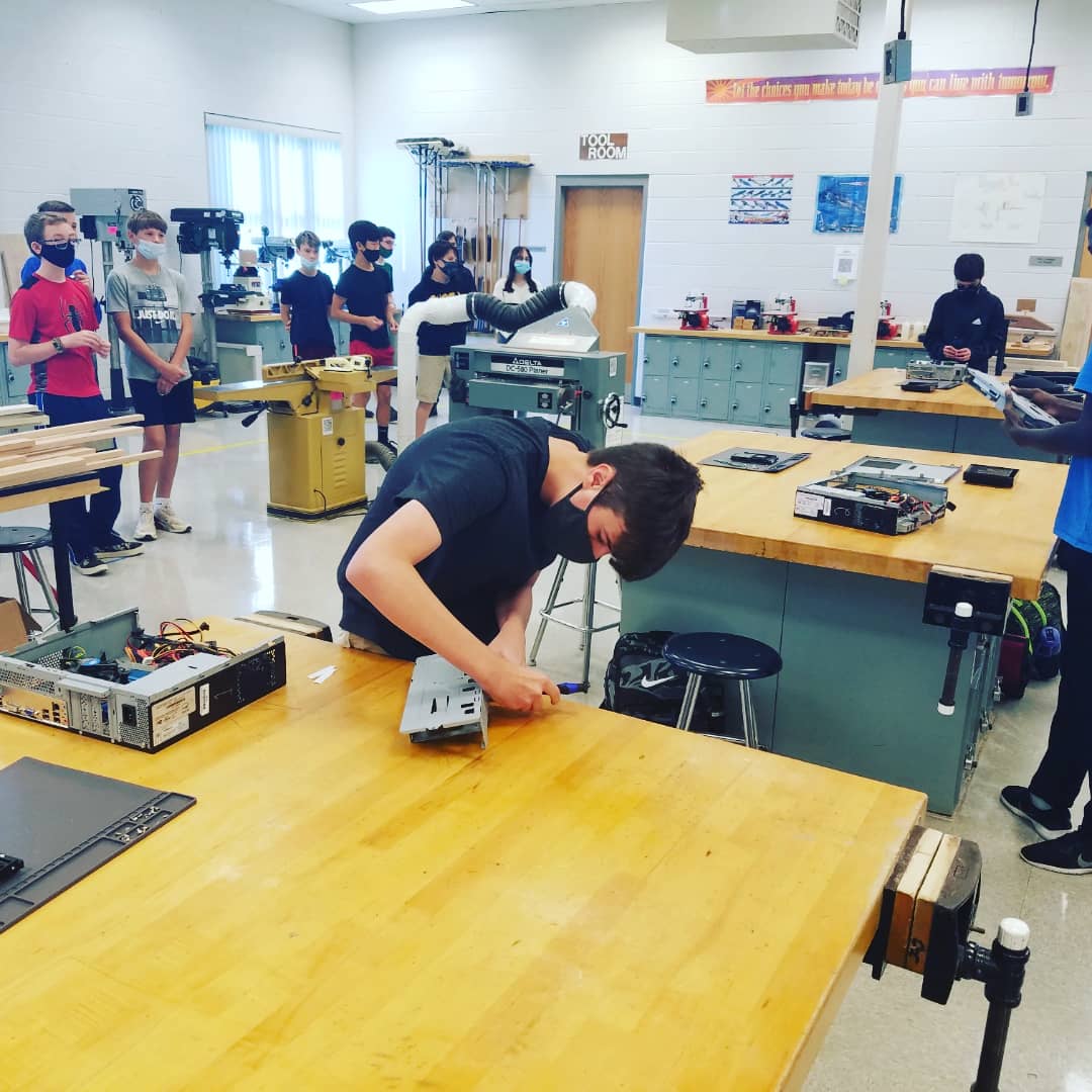 ABMSTechEd's tweet photo. We had a pc hardware relay race today! Ss were in teams and each had 1+ part to remove and 1+ to put back. The screwdriver was the baton. 1st team to properly dismantle and rebuild won! #bmsteched #admiralbyrd #VTEEA #computerscience #it #hardware @ABMSPrincipal @MaryBethEchev https://t.co/JDQyNGdbqH