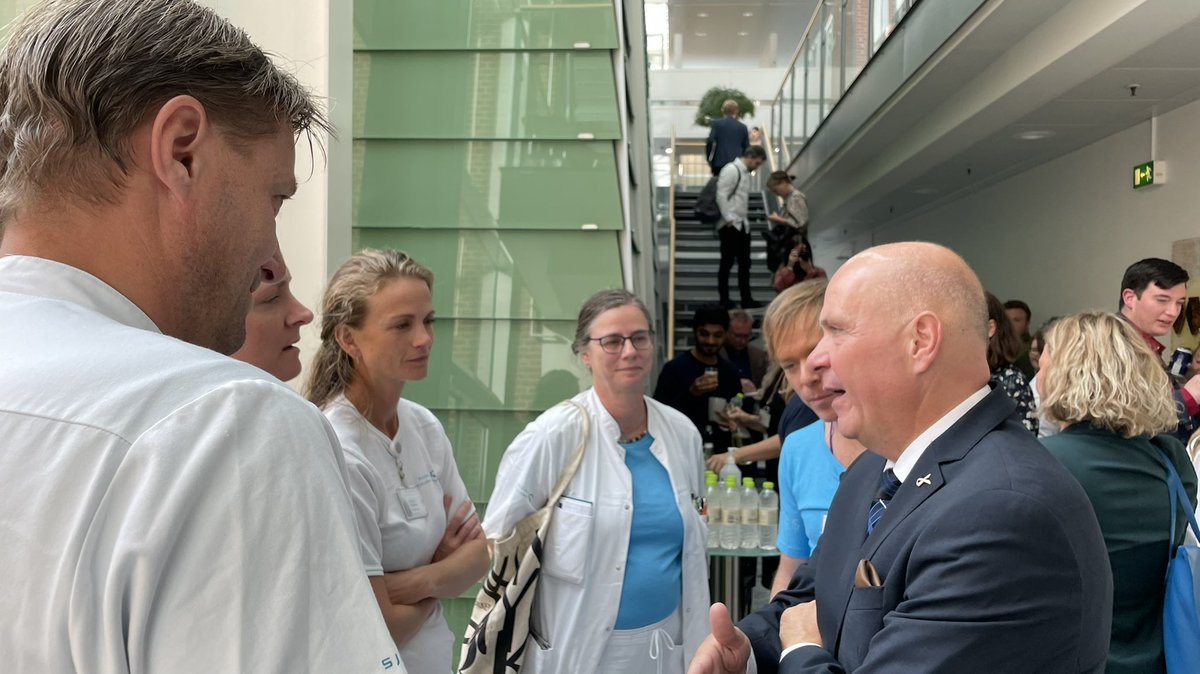 SUHhospital's tweet photo. I dag indvier vi vores nye forskningslaboratorie, der dør om dør med hospitalet for alvor skal sætte skub i personlig medicin til patienterne. Bl.a. Søren Gade følger nye landevindinger i kræftbehandling tæt, her i snak med dygtige klinikere fra Kirurgisk Afd.#sundpol https://t.co/4TCZmlvSRR