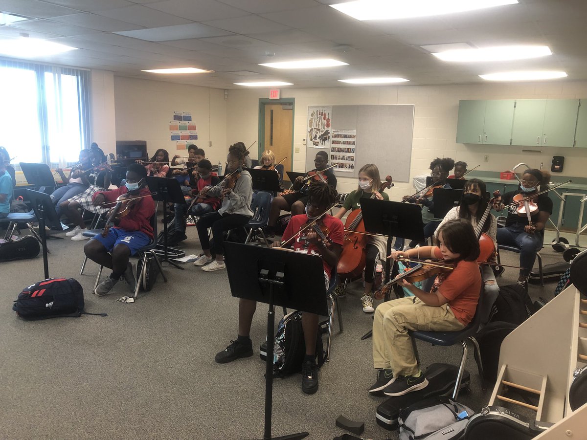 SanderlinK8IB's tweet photo. Our MYP Orchestra students are working hard to master the violin and cello! Looking forward to hearing their holiday masterpiece in December! 🐢❤️ #sanderlinib #sanderlinseaturtles #myp #ib #orchestra https://t.co/O7fSqNe76y