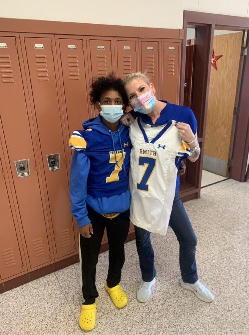 OscarSmithFB's tweet photo. “Got my Back, Get my Jersey”
A tribute to those who inspire us‼️ Thank you 🙏 Mrs. Washington, Ms. Rickmond, and Mr. Wasinger 🔵🟡🐅 #riverweek https://t.co/S05C0T5v0M
