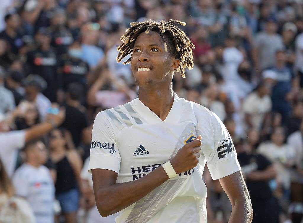 TotalLAGalaxy's tweet photo. ๐๐๐ค for #ElTrafico this weekend โจ
The #LAGalaxy will wear their white kits this weekend against Levas! #WhiteOutLA ๐ค๐ค https://t.co/qStESY5azh