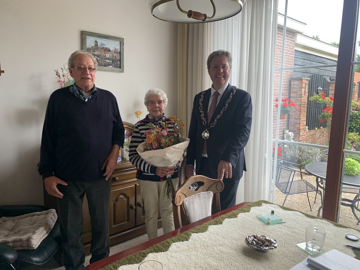drsDannydeVries's tweet photo. 60 jaar getrouwd! Van harte gefeliciteerd familie van Zuijlen! Dank voor de mooie verhalen en de gastvrijheid. Komende dinsdag het verslag in de #ijsselbode @GemOudewater https://t.co/HRi1FZwFmB