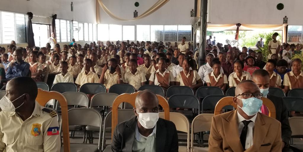 Le Maire de <a href="/cxdesbouquets/">Croix-des-Bouquets</a> M.@perviljean participe actuellement à la #messe de la fête patronale de Sainte Thérèse de l'Enfant Jésus à Lilavois. Le Maire souhaite bonne fête au Curé de la Paroisse Père Bichara, aux fidèles catholiques, aux pèlerins et à la population de Lilavois.