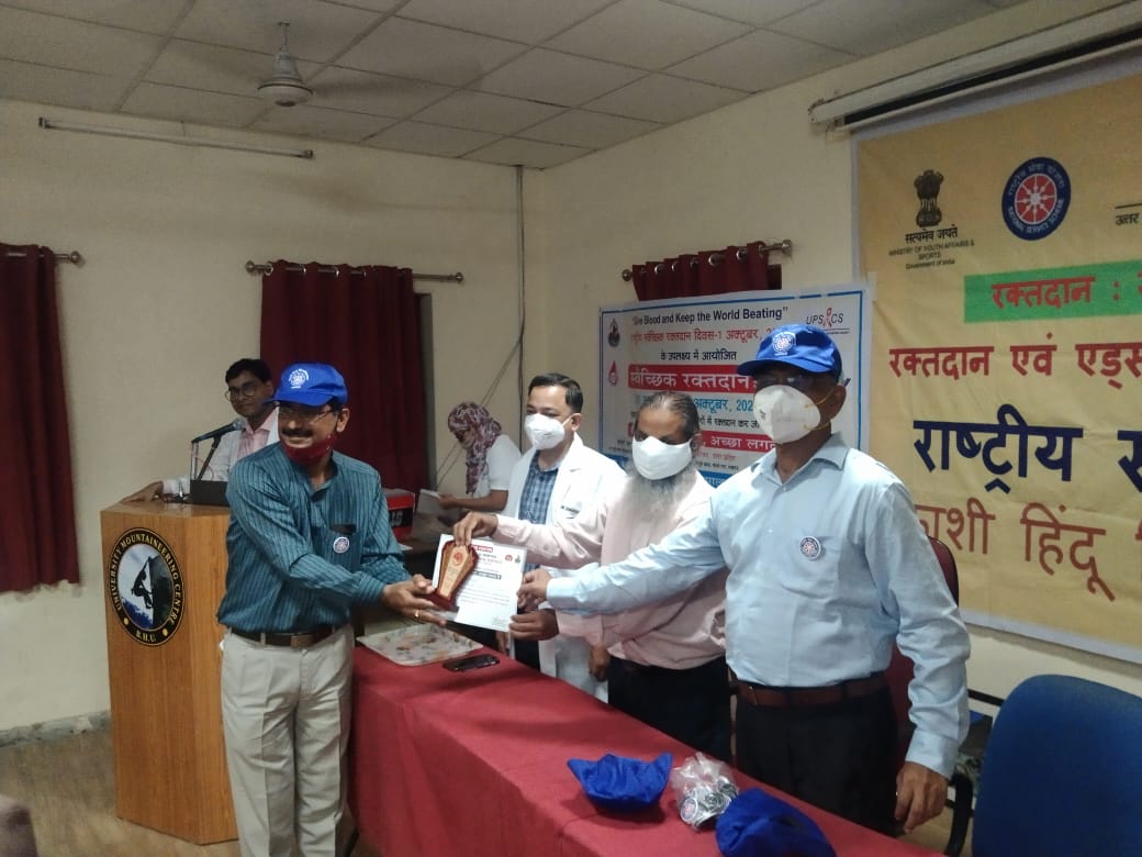 DLakhendra's tweet photo. NSS BHU alonwith RED Ribbon CLUB organised a BLOOD donation camp at NSS Bhawan. 87 NSS Volunteers donated BLOOD.They also took the oath to work for SWACHCHH BHARAT ABHIYAN launched by Hon'ble YAS Minister.
@ianuragthakur @YASMinistry @_NSSIndia https://t.co/j6Y7OfaxU6
