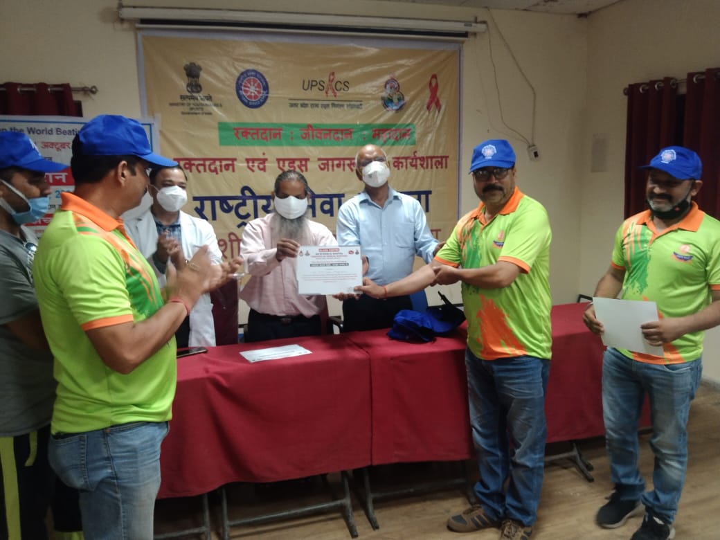 DLakhendra's tweet photo. NSS BHU alonwith RED Ribbon CLUB organised a BLOOD donation camp at NSS Bhawan. 87 NSS Volunteers donated BLOOD.They also took the oath to work for SWACHCHH BHARAT ABHIYAN launched by Hon'ble YAS Minister.
@ianuragthakur @YASMinistry @_NSSIndia https://t.co/j6Y7OfaxU6