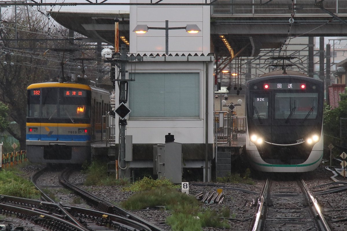Tokuchan4698606's tweet photo. 2021年10月1日(金)
東急2020系2121F
長津田車両工場入場
2121Fが恩田へ入場しました。
入場後、建屋へ収納されました。
2020系にとって、初めて検査入場したことになります!
こどもの国線を走る姿に関しても、いずれ見慣れたものになりそうですね。
#東急2020系
#2121F https://t.co/JDJFKjK7HE
