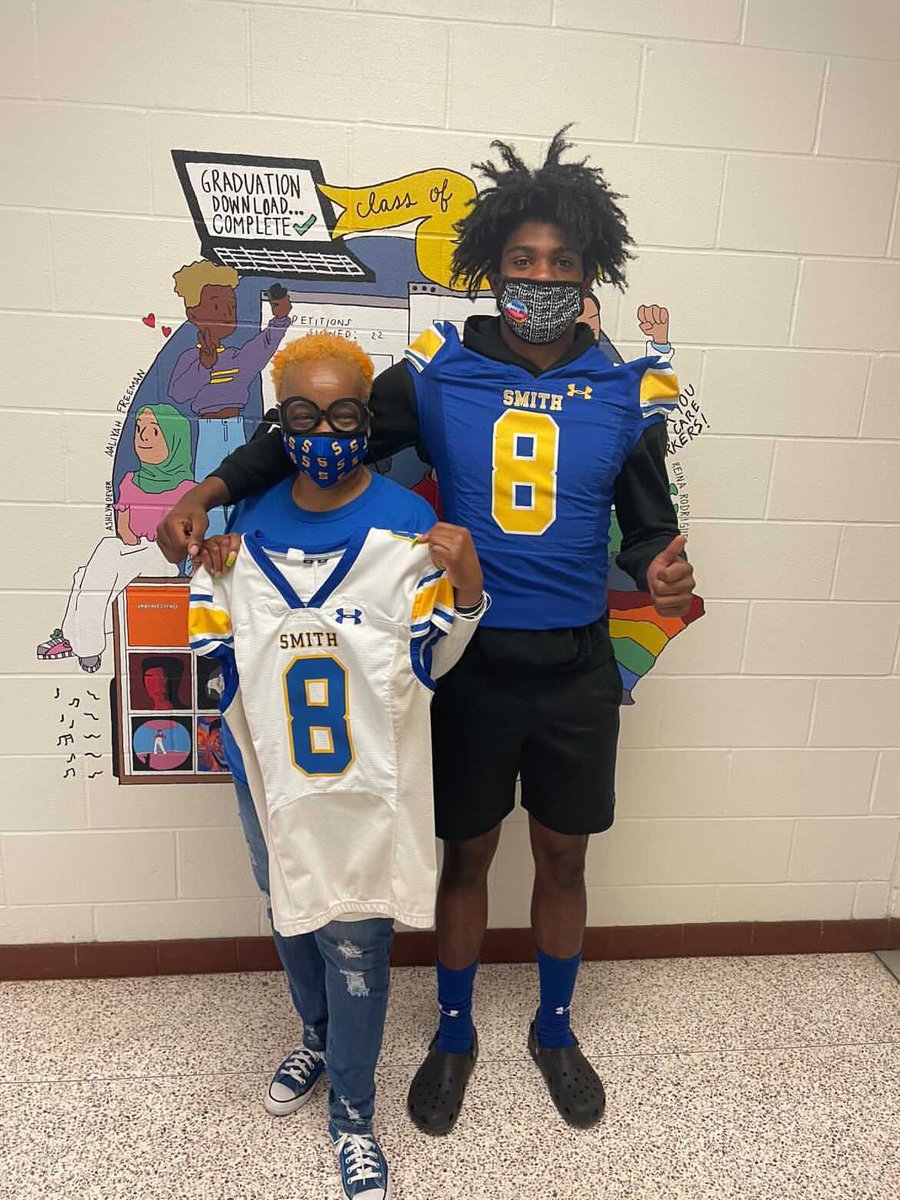 OscarSmithFB's tweet photo. “Got my Back, Get my Jersey”
A tribute to those who inspire us‼️ Thank you 🙏 Mrs. Bragg, Mr. Terry, Mrs. Washington, & Mrs. Rickmond
🔵🟡🐅 #riverweek https://t.co/S3wsNVKW04