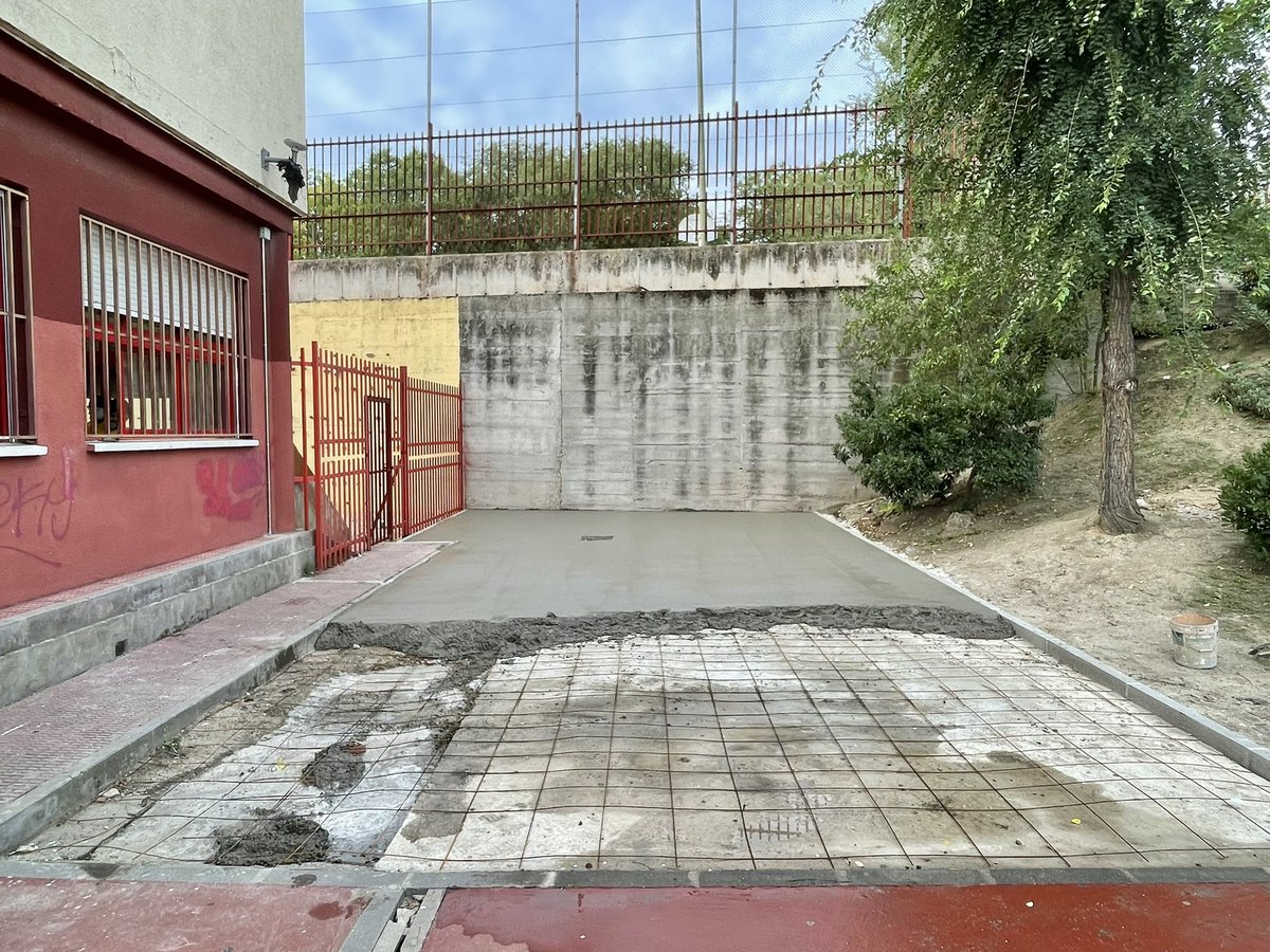 ijoaquinrodrigo's tweet photo. ¡Ya tenemos la solera completada! Sólo queda pintarla para tener al fin lista la prolongación de las pistas deportivas. Os recordamos que la semana que viene comienzan los entrenamientos de voleibol y baloncesto. ¡Buen fin de semana! #VolverAJugar #VolverASer #joaquinrodriguismo https://t.co/LNzVeoMhDT
